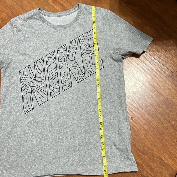 The Nike Tee Dri-Fit Size Large - Picture 9 of 9